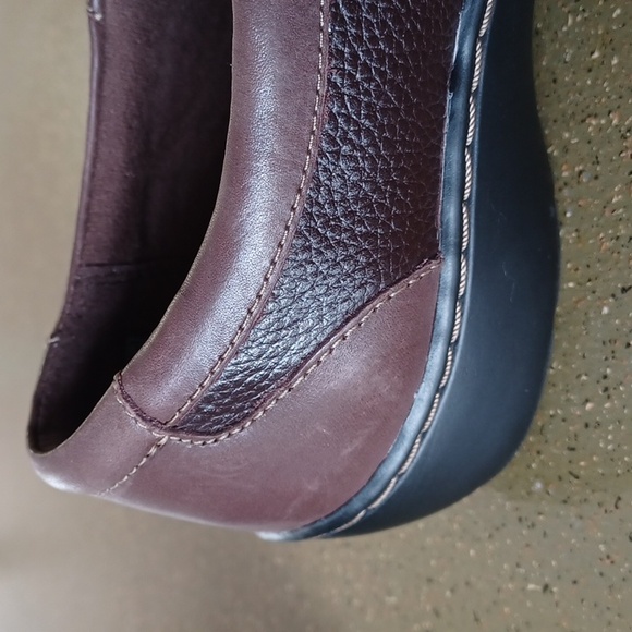 Clark's - Cora Giny Brown Leather Cushioned Zip Loafer Flats 1" Heel W-7.5 EUC - Picture 9 of 15